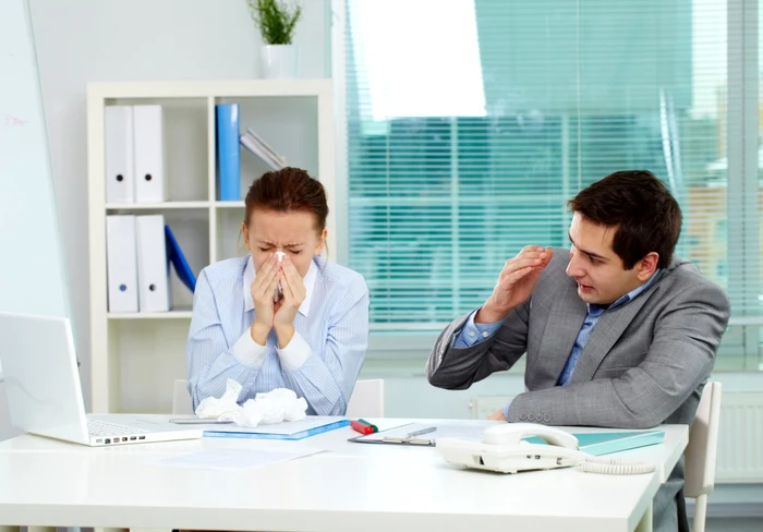 Răcelile se transmit prin tuse şi strănut, dar mai ales prin atingerea unor suprafeţe contaminate cu virusuriFOTO Shutterstock