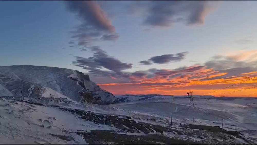 Apusul de poveste și fenomenul rar care s-a văzut în „seara magică” a Sfinxului din Bucegi VIDEO