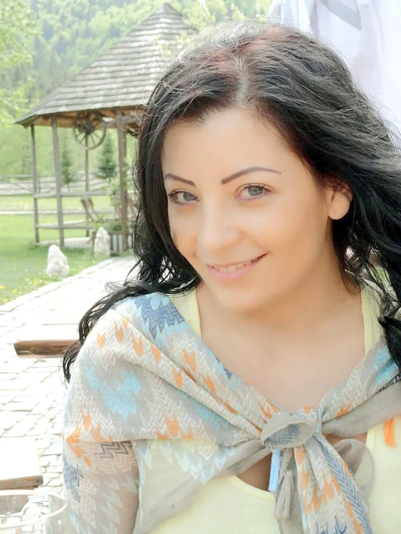 Adriana lucrează într-o bancă din BucureştiFoto: Arhiva Personală