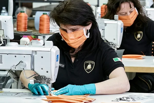 Tapițerii Lamborghini vor fabrica măști de protecție pentru un spital din Bologna