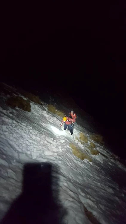 Turist salvat de salvamontiştii argeşeni după ce a abandonat traseul. Bărbatul pornise în teneşi şi pantaloni de trening pe creasta
 Făgăraşilor