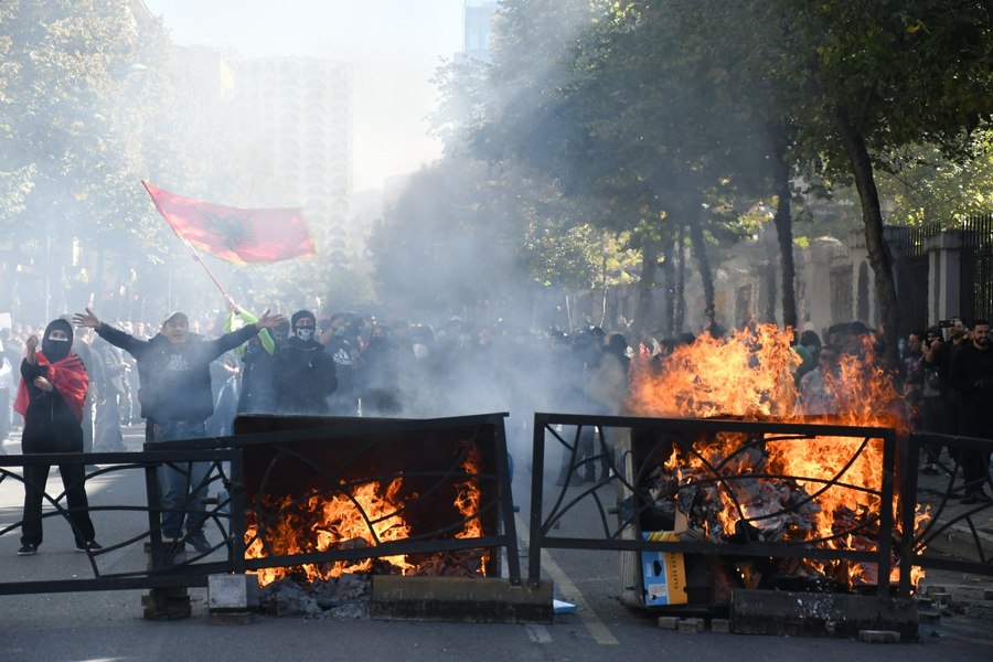 Proteste violente în Albania. Sute de manifestanți au ajuns în arest, iar tinerii cer demisia premierului Edi Rama