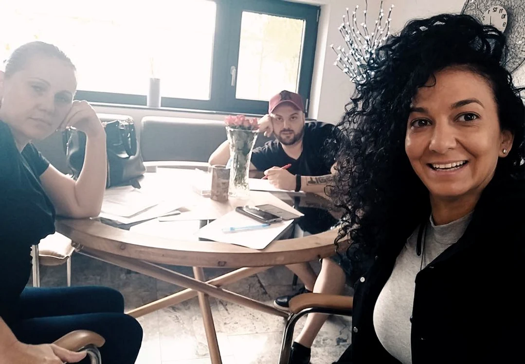 Adelina Ilie, Anca Niţă şi Adrian Coroian, echipa care a pus în scenă spectacolul Hora Sânzienelor