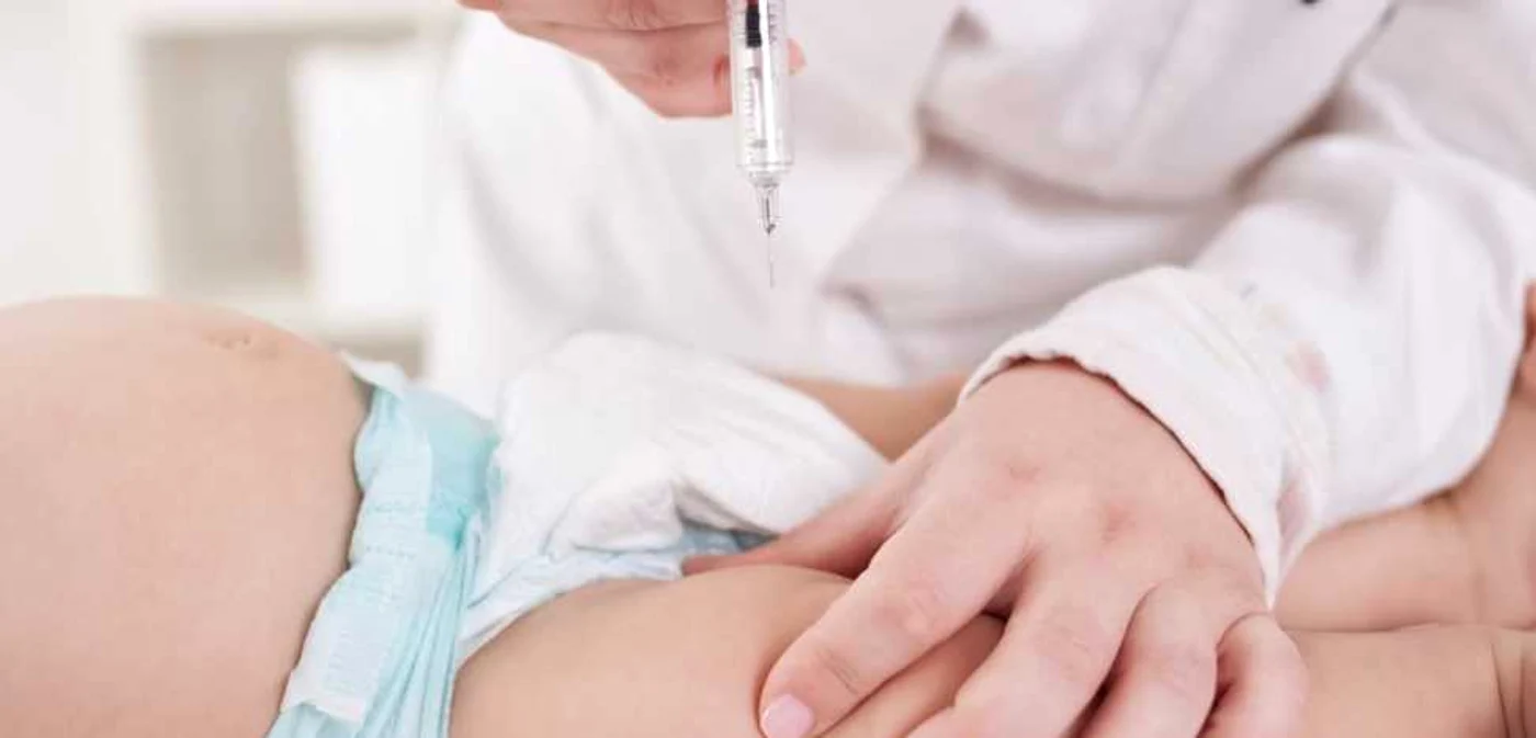 vaccin bebelus vaccinare shutterstock