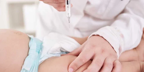 vaccin bebelus vaccinare shutterstock