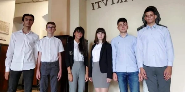 Echipa Limitless de la Colegiul Naţional Andrei Şaguna Braşov FOTO Colegiul Andrei Şaguna