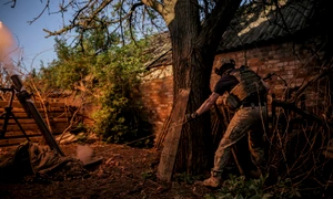 Soldat ucrainean din Brigada Mecanizată 24 pe câmpul de luptă FOTO PROFIMEDIA