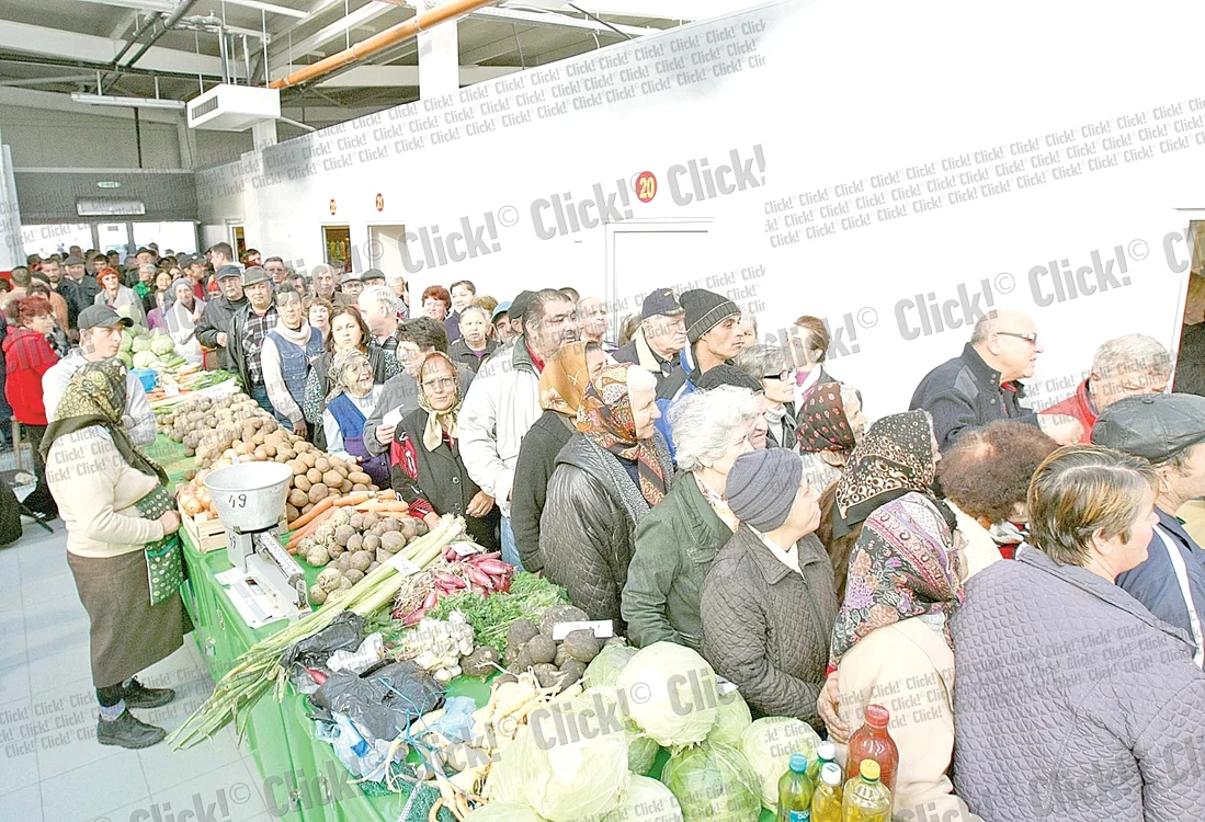
    Bucureştenii au aşteptat cu sufletul la gură deschiderea pieţei pentru  a compara preţurile la legume  