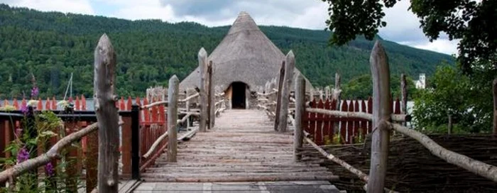 Reconstituire a unui „crannog“ în Scoţia FOTO Twitter @spacemagick