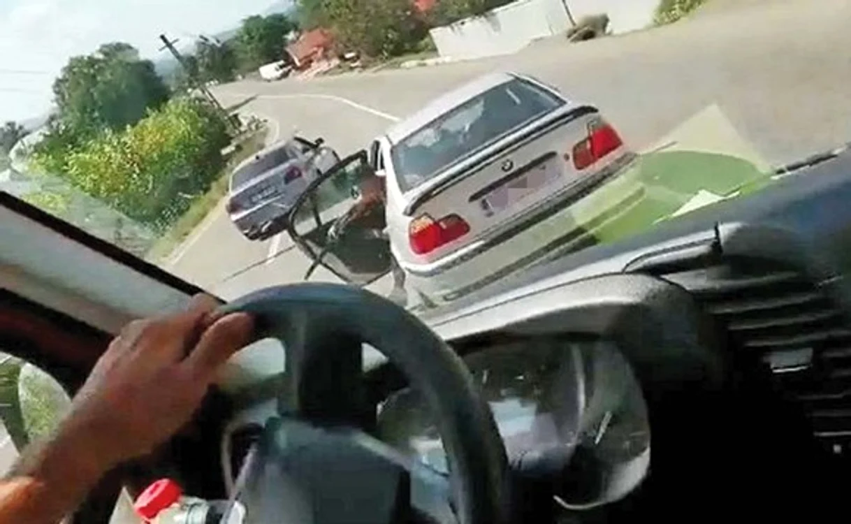 
    Dacă te afli la volan și ești șicanat în trafic, nu opri mașina și în nici un caz nu ieși din autoturism să stai la discuții cu  agresorulSursa foto: Click  