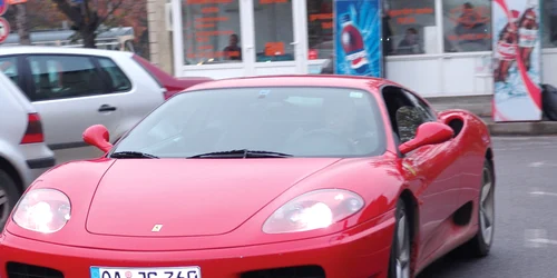 Unul dintre automobile este un Ferrari, pe care tânărul îl conducea deşi nu avea permis