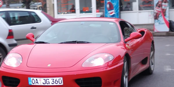 Unul dintre automobile este un Ferrari, pe care tânărul îl conducea deşi nu avea permis