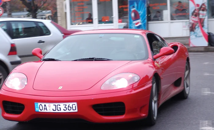 Unul dintre automobile este un Ferrari, pe care tânărul îl conducea deşi nu avea permis