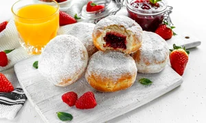 Gogosi cu gem de capsune Sursa foto shutterstock 597936554 jpg