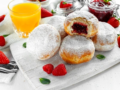 Gogosi cu gem de capsune Sursa foto shutterstock 597936554 jpg