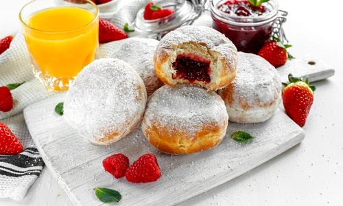 Gogosi cu gem de capsune  Sursa foto shutterstock 597936554 jpg