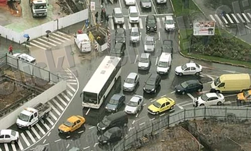 Oamenii au aşteptat mai  mult în staţii, fiindcă  transportul în comun  a avut de suferit din  cauza ploii de ieri (Fotografii: Dorin Constanda) jpeg