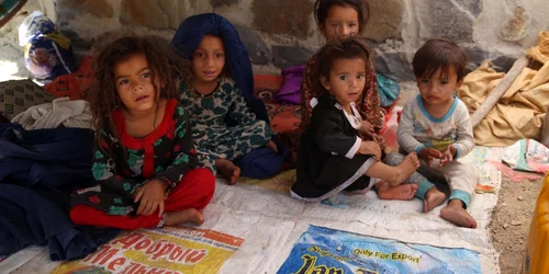 Copii dintr-o tabra de refugiati din provincia Laghman FOTO EPA-EFE