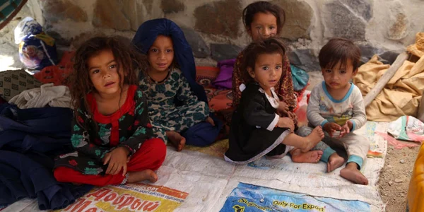 Copii dintr-o tabra de refugiati din provincia Laghman FOTO EPA-EFE