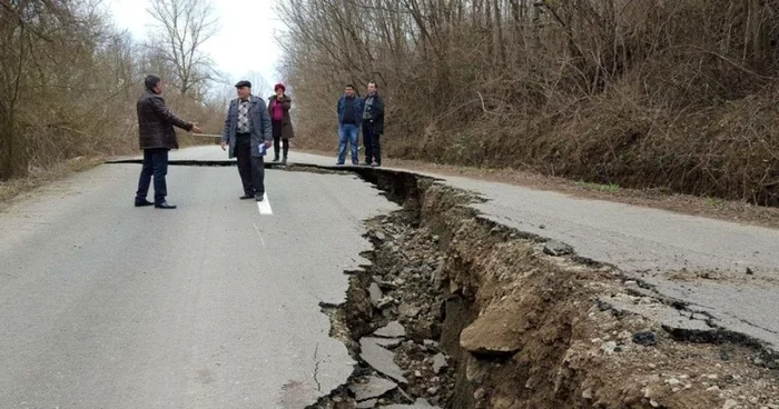 Drumul a crăpat şi ar putea ajunge în apele Crişului  FOTO Bogdan Iancu