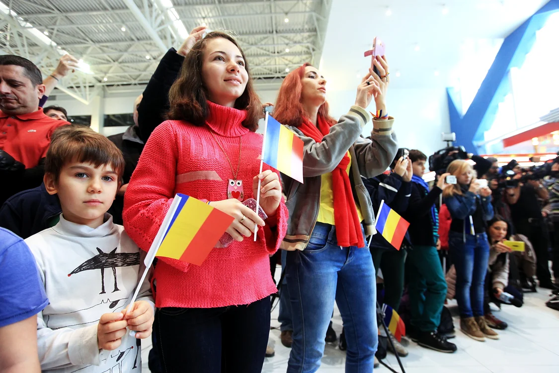 Pasagerii din Terminalul nou de pe Aeroportul Otopeni au aplaudat cu foc trupa Voltaj