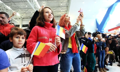 Pasagerii din Terminalul nou de pe Aeroportul Otopeni au aplaudat cu foc trupa Voltaj jpeg