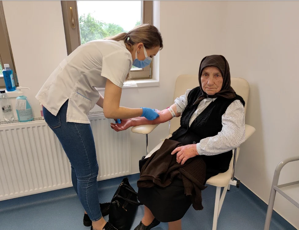 Bătrânele spun că nu ajung aproape niciodată la doctor