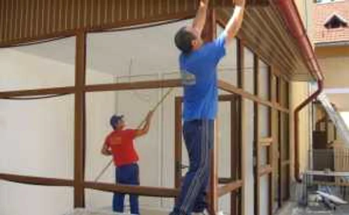 Reabilitarea de şcoli sau sedii administrative prin atribuire directă nu va mai fi o problemă pentru prietenii politici ai primarilor