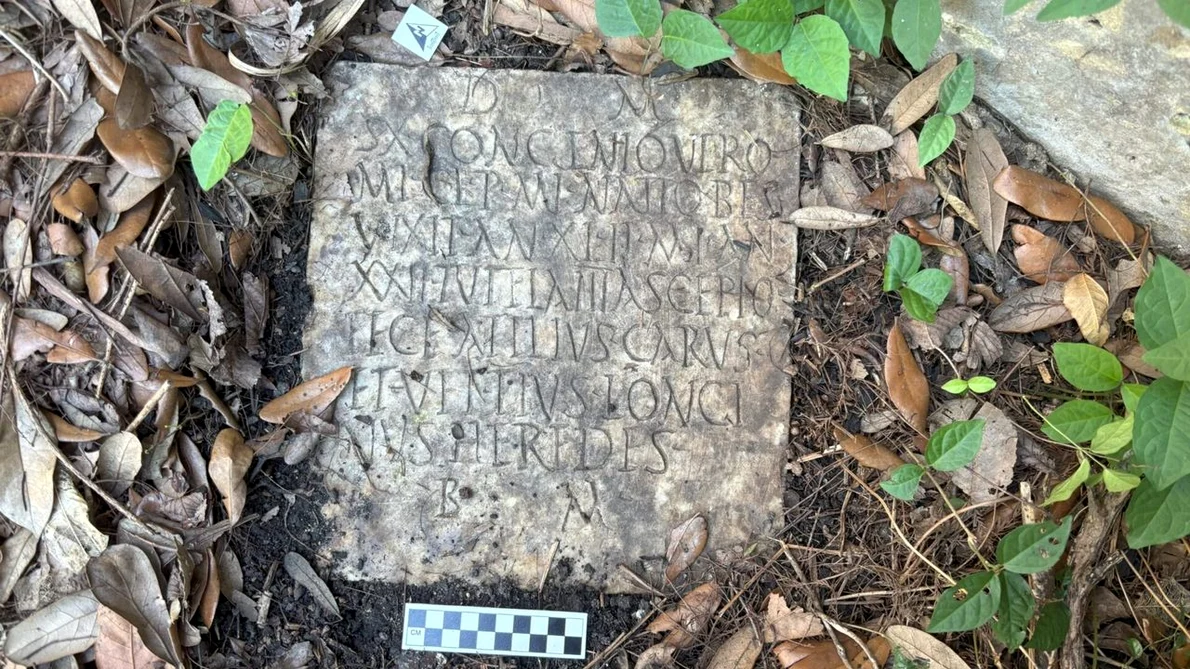 Piatra funerară a unui soldat roman descoperită în orașul american New Orleans (© D. Ryan Gray / Preservation Resource Center of New Orleans)
