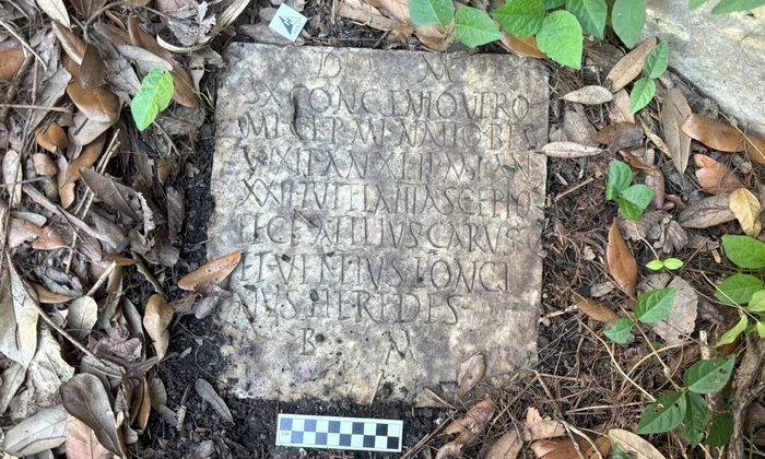 Piatra funerară a unui soldat roman descoperită în orașul american New Orleans (© D. Ryan Gray / Preservation Resource Center of New Orleans)