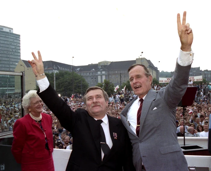 George Bush şi Lech Walesa, la Varşovia, în 1989 FOTO georgeandbarbarabush.org