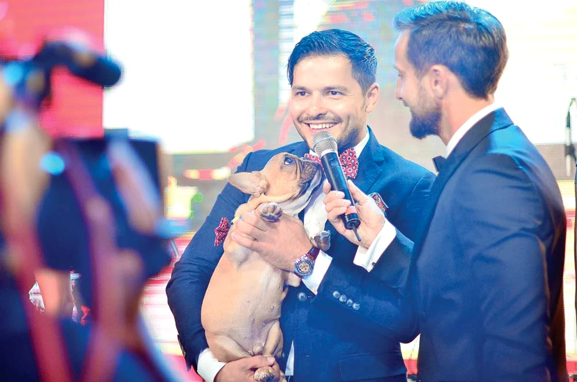 
    Liviu Vârciu a venit  la eveniment cu simpaticul  lui câine, un bulldog francez  pe nume Jack  
