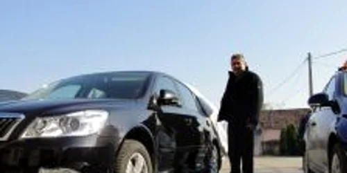 Ioan Sabău lângă Skoda nouă, de 10.000 de euro, confiscată acum câteva săptămâni