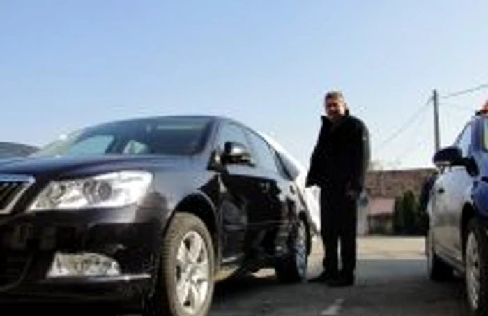 Ioan Sabău lângă Skoda nouă, de 10.000 de euro, confiscată acum câteva săptămâni