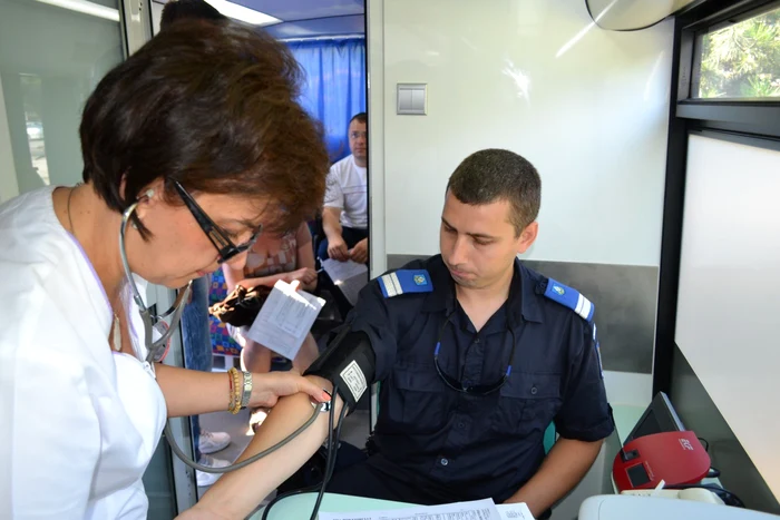 Jandarmii au donat sânge cu gândul la vieţile pe care le pot salva