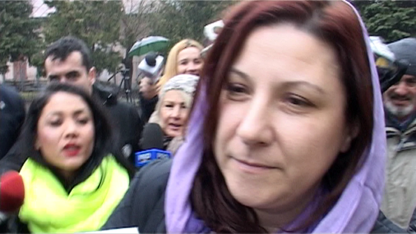 Alexandra Herțanu a venit la DNA acoperită pe cap cu un batic (foto:Dana Mihai)