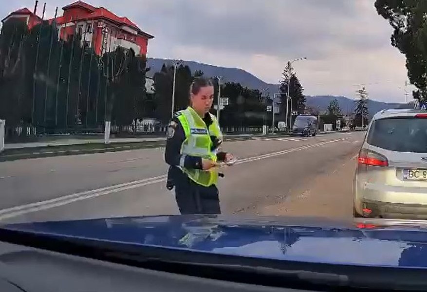 Polițista care s-a enervat pe un șofer oprit în trafic, cercetată de Biroul Control Intern al IPJ Bacău: „Trusă, stingător, triunghi aveți?”