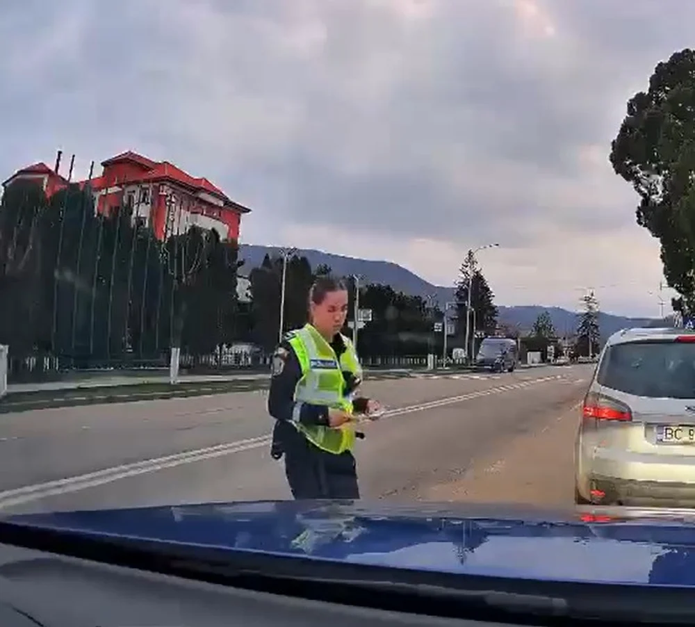 Polițista care s-a enervat pe un șofer oprit în trafic, cercetată de Biroul Control Intern al IPJ Bacău: „Trusă, stingător, triunghi aveți?”