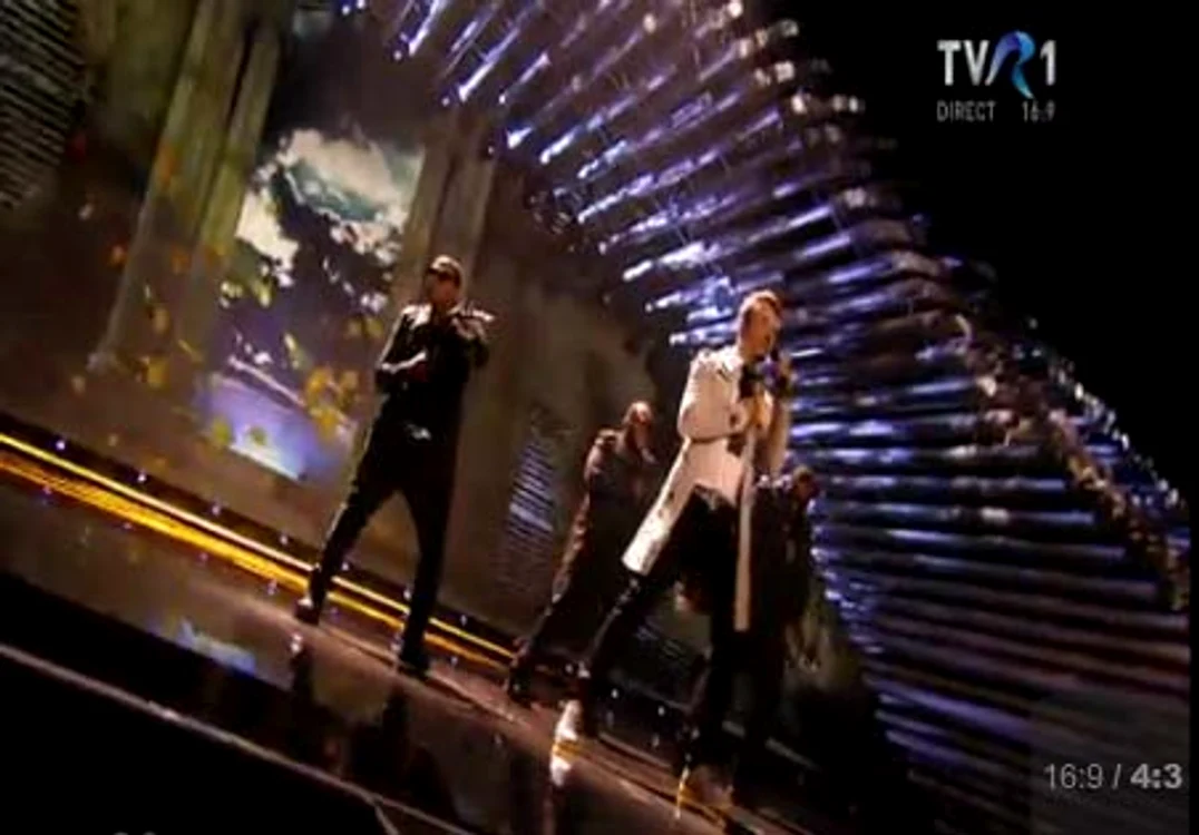 Daniel Kajmakoski a fost unul dintre primii participanți anunțați la Eurovision 2015, semifinala 1. Acesta a interpretat melodia „Autumn Leaves”