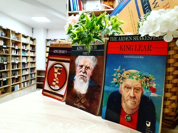 2 carti de teatru jpg jpeg