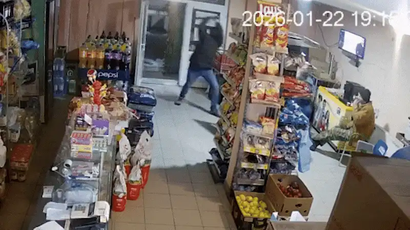 „Am venit să te omor!” Imagini șocante cu un consilier local atacat cu securea în propriul magazin