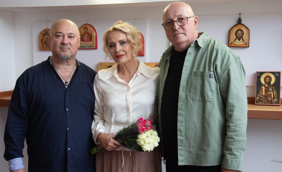 Preotul Cristian Dragomirescu, unul dintre cei mai buni portretiști români, expoziție la teatrul din Londra unde a repetat trupa Queen