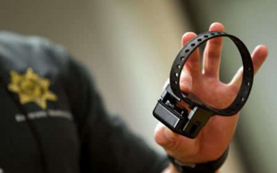 Când devin realitate brățările electronice în România. Condamnații fug din țară, iar un ordin de protecție din trei este încălcat