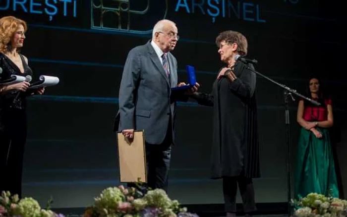 Alexandru Arşinel, primind diploma de cetăţean de onoare la Teatrul Odeon