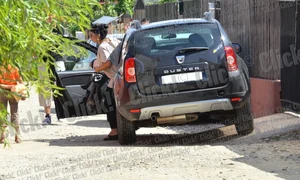 Adriana Bahmuţeanu a fost însoţită de avocat la tribunal şi la casa din Pantelimon  (Foto: Alex Muscaliu) jpeg