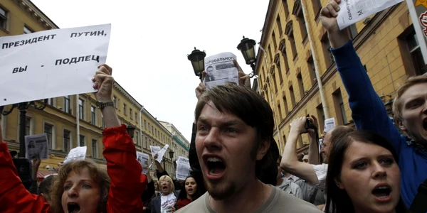 Mulţimea protestează împotriva verdicutului care l-a condamnat pe liderul opoziţiei Navalnîi la cinci ani închisoare FOTO Reuters