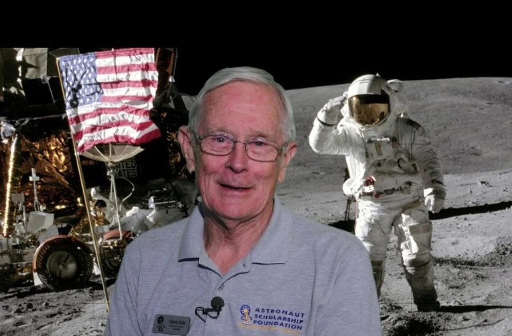 Astronomi faimoși vin în România: Charles Duke, unul dintre cei 12 oameni care au păşit pe Lună, ajunge la Bucureşti