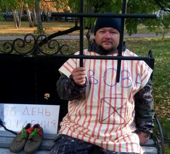 Un protestatar din Nosovibirsk îi urează lui Putin să-şi petreacă după gratii a 66 de aniversare de la naştere FOTO Twitter @PollyNoya