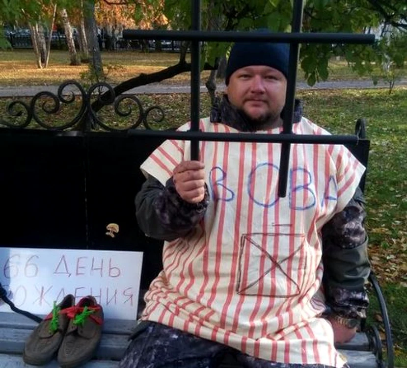 Un protestatar din Nosovibirsk îi urează lui Putin să-şi petreacă după gratii a 66 de aniversare de la naştere FOTO Twitter @PollyNoya