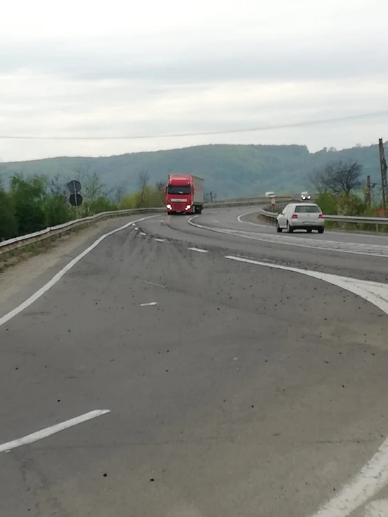 DN1 acoperit cu pietriş pe 700 de metri în zona Avrig din cauza unei încărcături neasigurate Foto Adevărul